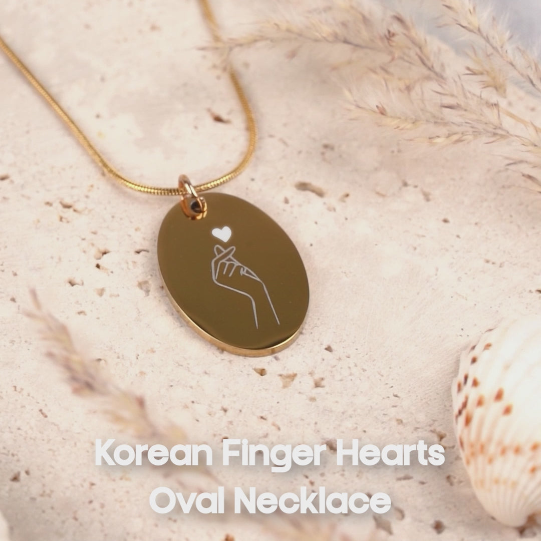 Finger Hearts Oval Necklace Gold